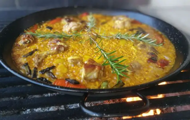 How to make authentic paella: boiling
