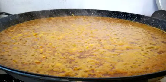 pasta paella (fideuá) boiling